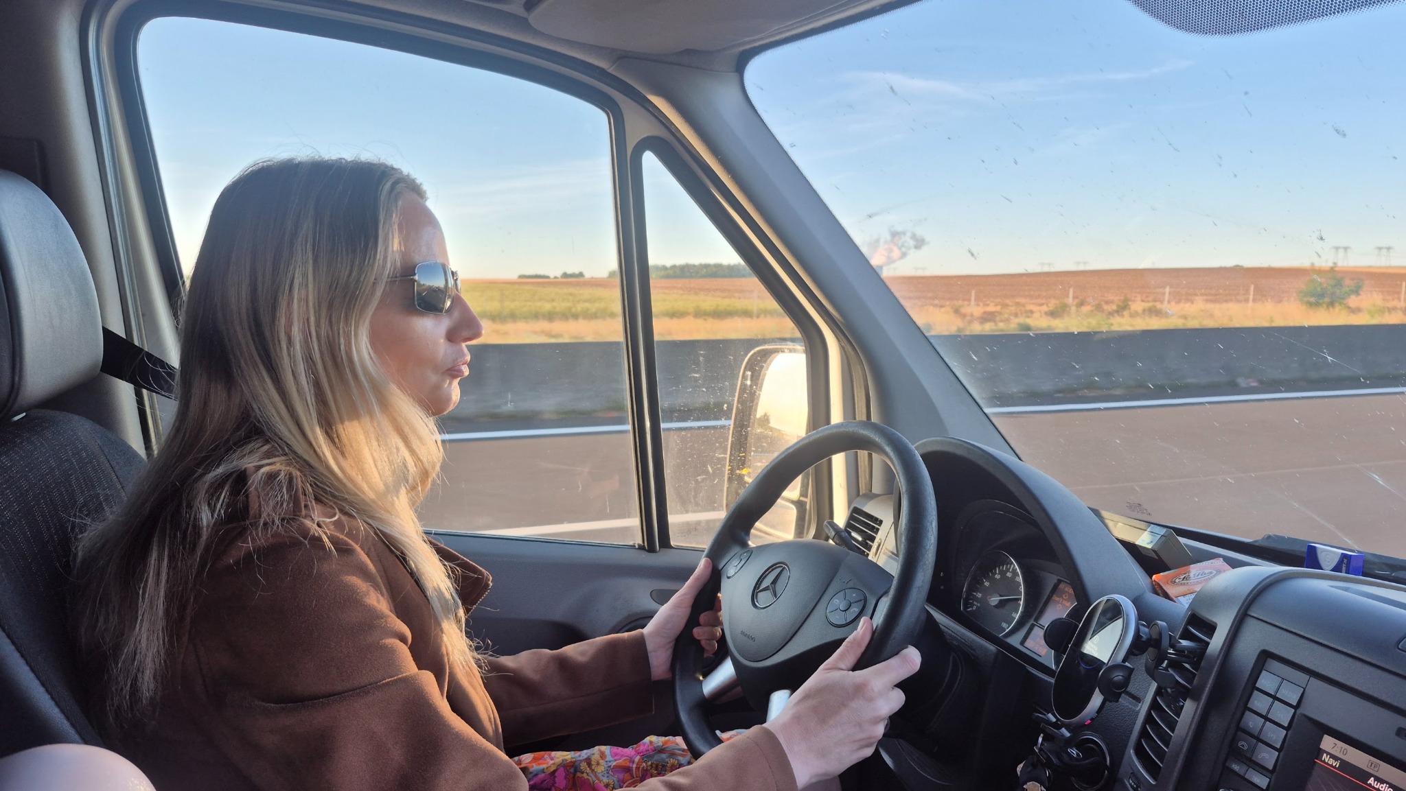 Susan achter het stuur onderweg naar Salamanca
