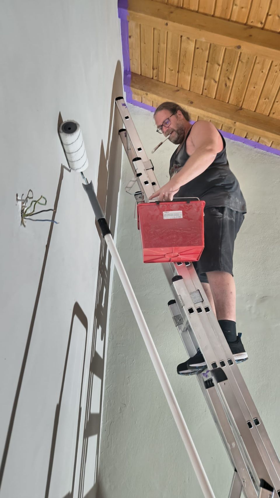Foto bij Deuren op schragen, ladders tegen de muur